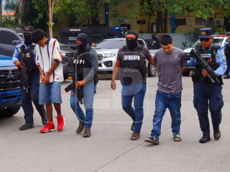 Los detenidos enfrentarán cargos relacionados con el triple crimen.