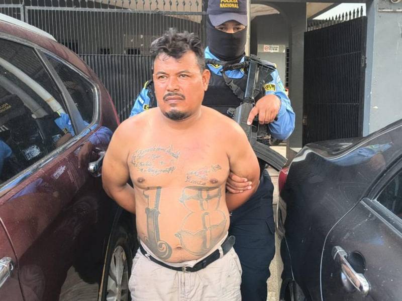 Un presunto integrante de la Pandilla 18 fue capturado por agentes de la División Anti Extorsión y Asociaciones Terroristas (Daet) durante un operativo ejecutado en la <b>colonia</b> <b>Reparto Lempira, en San Pedro Sula, Cortés.</b>