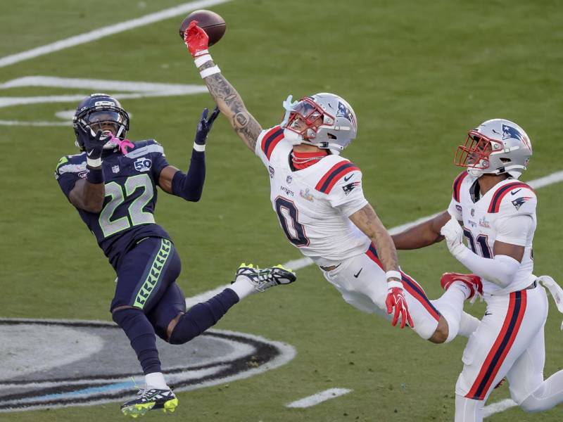 El cornerback de los New England Patriots, Christian Gonzalez (C), desvía un pase dirigido al receptor abierto de los Seattle Seahawks, Rashid Shaheed (I).