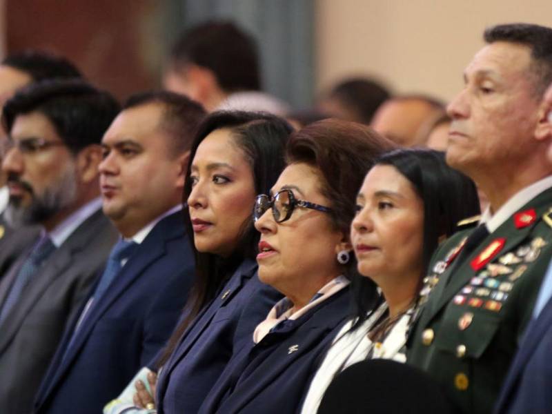 Autoridades acompañaron al presidente en la misa.