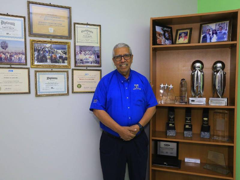 Ronaldo Aguilar muestra con orgullo los premios recibidos por Grupo Refritrans a lo largo de su relación comercial con Carrier Transicold.