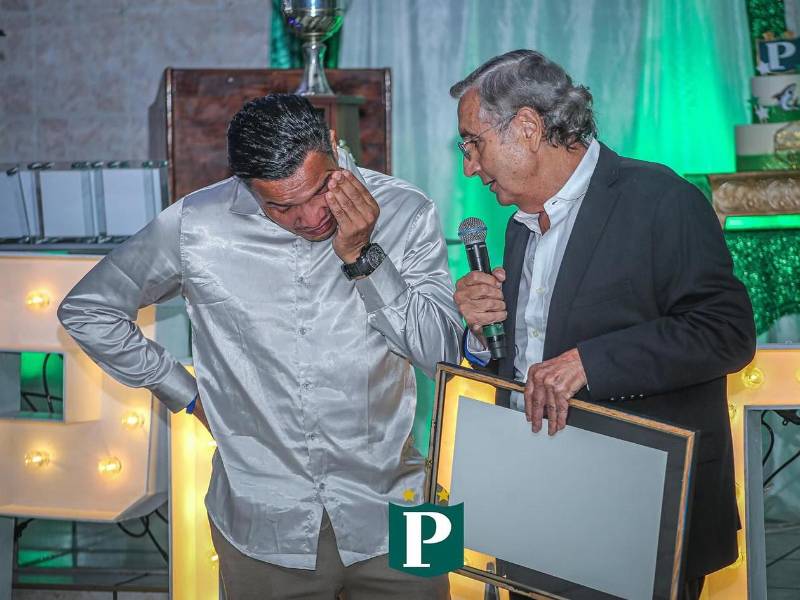 Julio César 'Rambo' de León rombió en llanto al recibir el homenaje del Platense.