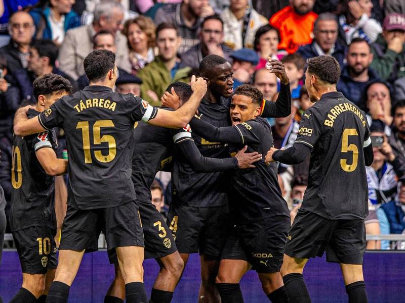 Los jugadores del Valencia celebrando el gol de Mouctar Diakhaby para el 0-1 ante el Real Madrid.