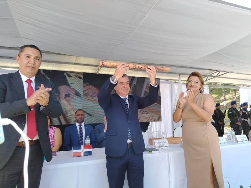 Juramentación y toma de posesión de Jorge Alfredo Valeriano Pinto, alcalde electo de Siguatepeque, junto a su esposa, Nidia Avelar de Valeriano.