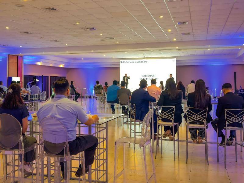 Representantes de diversas industrias asistieron al evento de Tigo Business en San Pedro Sula, interesados en soluciones de conectividad segura y eficiente.
