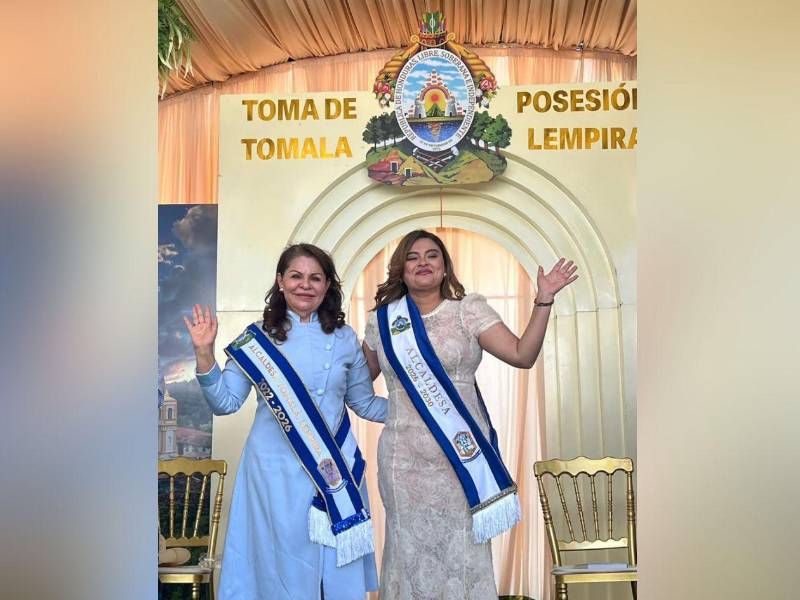 <b>Gricely Suyapa Navarro López</b> recibió el bastón de mando de manos de Esperanza López Cartagena.