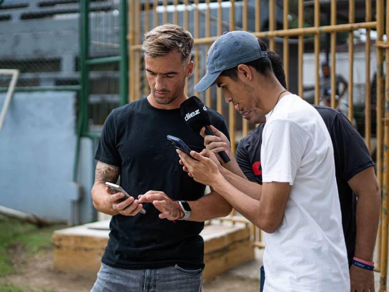 Klusener junto a nuestro periodista Mario Figueroa y fotógrafo, Jefred Ramírez.