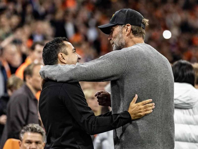 El saludo entre Xavi Hernández y Jürgen Klopp antes del inicio del partido.