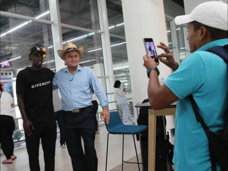 Alberth Elis posó con varios aficionados en el aeropuerto de Palmerola antes de viajar.