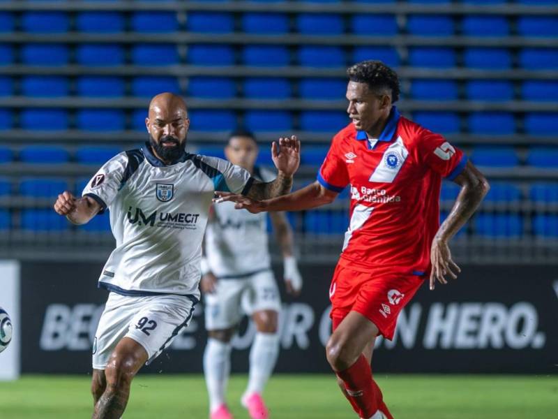 Baptiste es uno de los centrocampistas de contención del Olimpia en el duelo ante UMECIT.