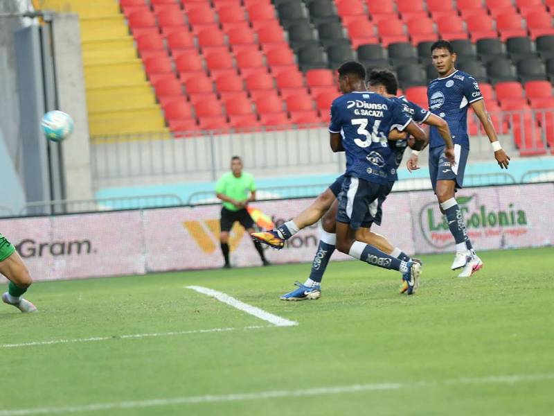 Giancarlo Sacaza y Jefryn Macías se estorbaron y perdieron una buena ocasión.