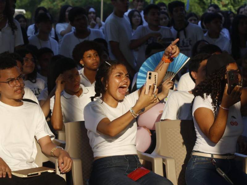 Los estudiantes mostraron su entusiasmo apoyando a su candidata favorita.