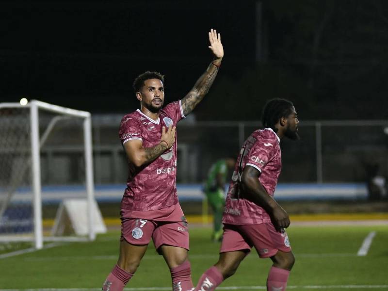 Rodrigo de Olivera celebra su gol para la remontada de Motagua contra el Juticalpa, su exequipo.