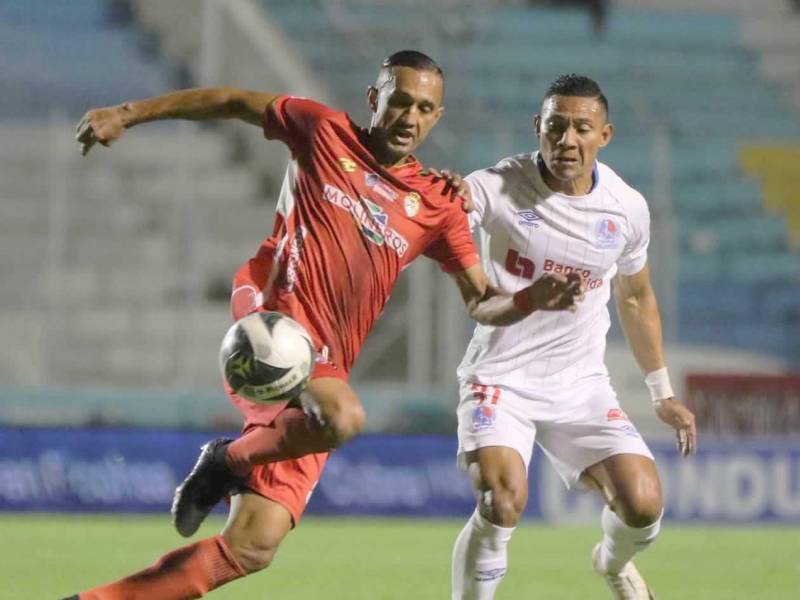 Diego Reyes, protegiendo el balón de la marca de Carlos Sánchez.