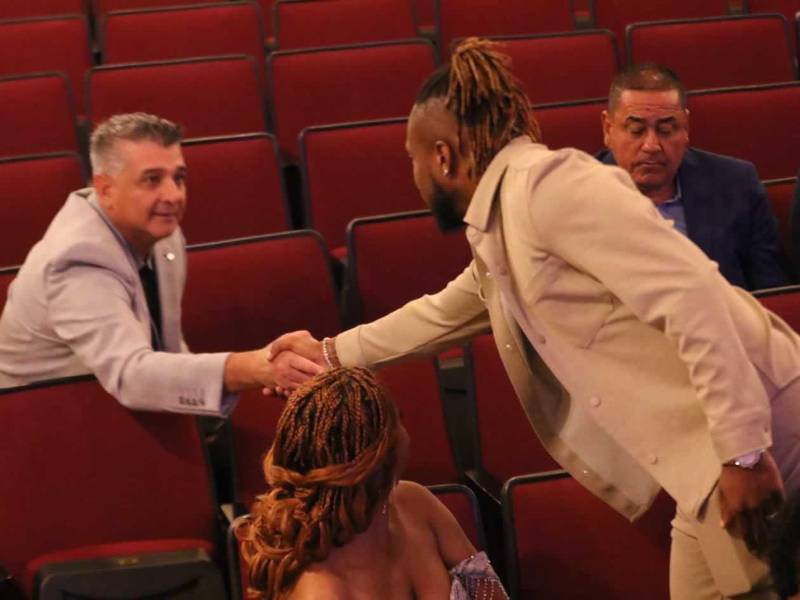 Kevin Álvarez saludando a Diego Vázquez en la gala de los Premios DIEZ.