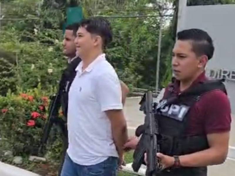 Diego Reyes al momento de ser trasladado por agentes de la DPI.