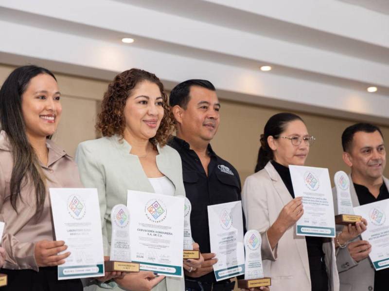 Karla Ávila, directora de Legal y Asuntos Corporativos de Cervecería Hondureña, expresó que este reconocimiento los motiva a seguir liderando proyectos ambientales y sociales que generen crecimiento y valor compartido.