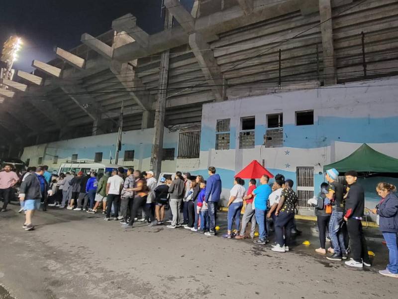 Comenzó el partido y hay largas filas en las afueras del estadio Nacional.