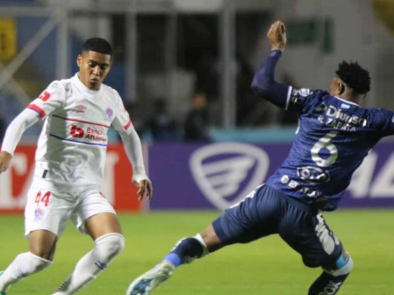 Edwin Lobo por Olimpia y Riky Zapata de Motagua en la disputa del balón.