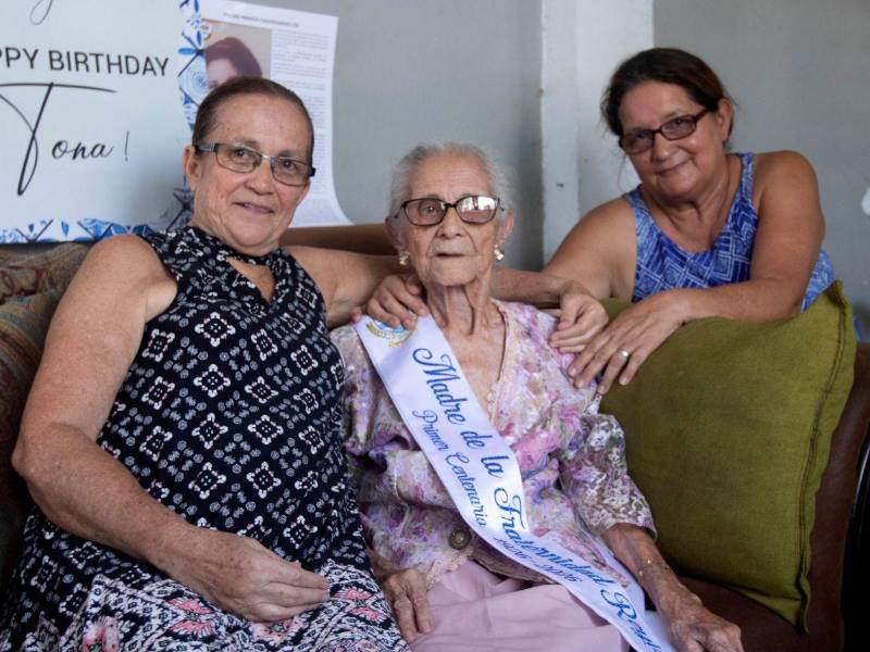 Petrona Cruz junto a sus hijas Sonia e Isabel López.