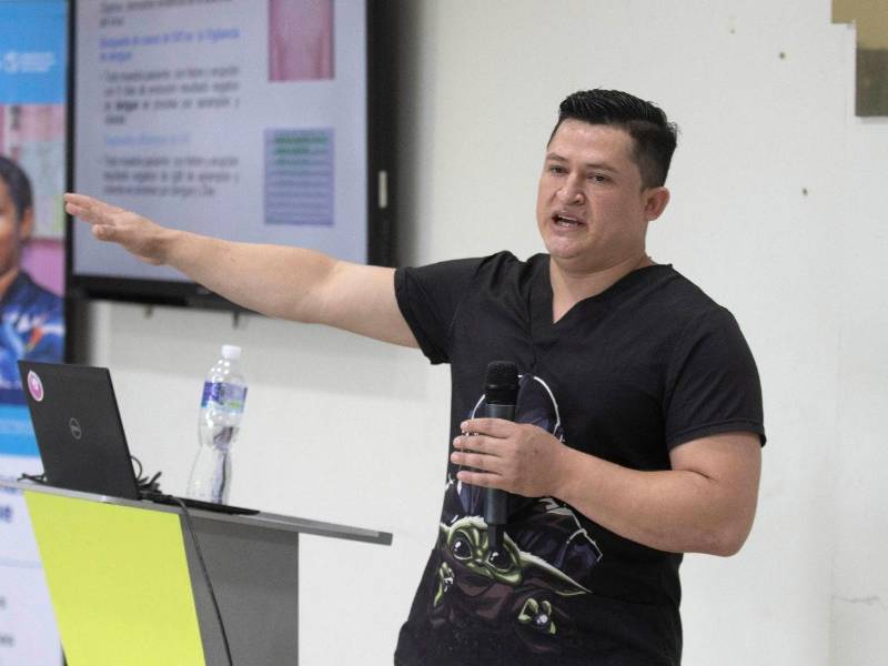 El doctor Gerson Romero, microbiólogo de la Región Sanitaria de Cortés expone situación epidemiológica y abordaje de casos en centros de salud.