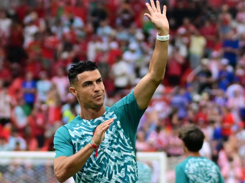 Cristiano Ronaldo saludando a sus fans que lo ovacionaron al momento de que salió al campo para realizar el calentamiento.