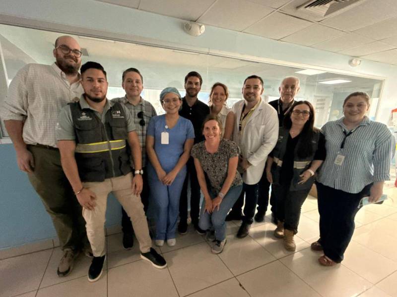 Representantes del Banco Mundial, la Secretaría de Salud y autoridades del hospital Mario Catarino Rivas.