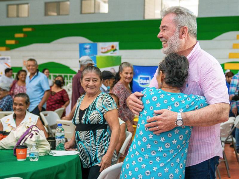 La Municipalidad sampedrana les festeja el Día del Padre y el Día de la Madre a las personas de la tercera edad que viven en la Casa Hogar Perpetuo Socorro.