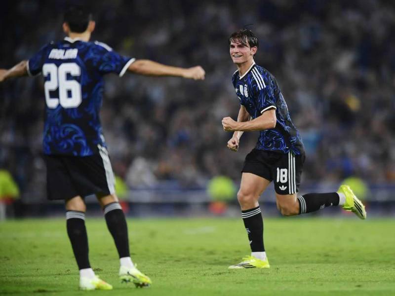 Nico Paz celebrando su gol para el 2-0 de Argentina ante Mauritania.