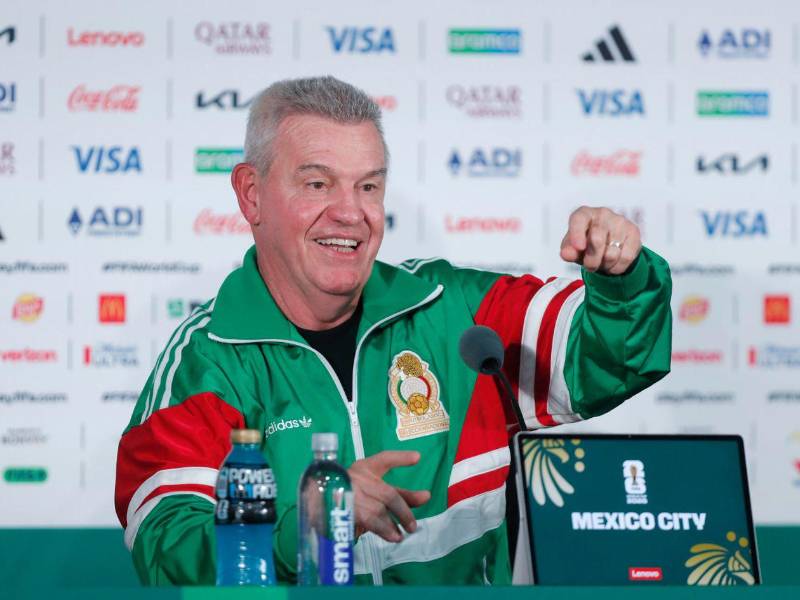 Javier Aguirre hablando en conferencia de prensa.