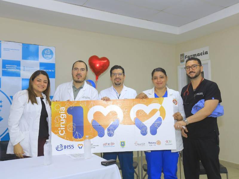 La doctora Kelly Sorto, perfusionista; Octavio Fajardo, cirujano cardiovascular; Pedro Castro, anestesiólogo; la Lic. Kelys Turcios, jefa de Quirófano del hospital regional; y el doctor Keibhim Orellana, cirujano cardiovascular.
