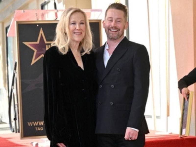 Catherine O’Hara participó en la ceremonia en la que Macaulay Culkin recibió su estrella en el Paseo de la Fama de Hollywood en 2023.