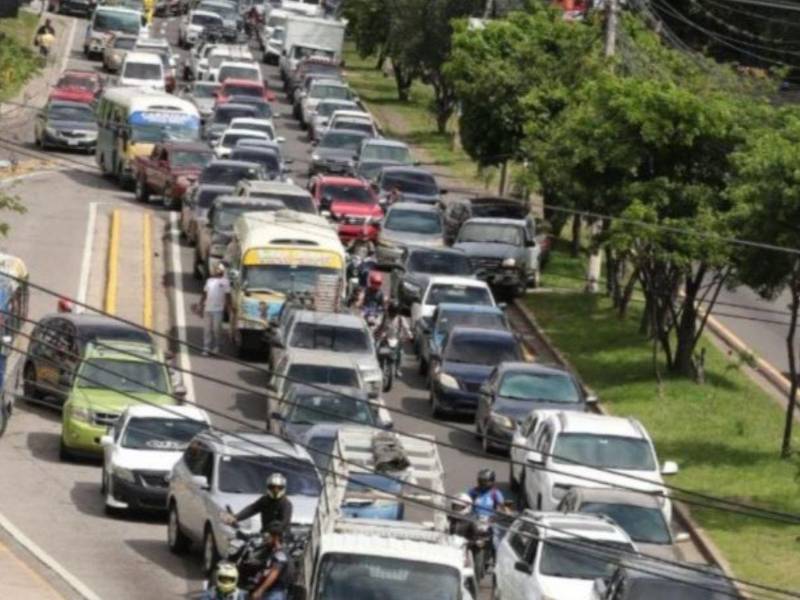 En Tegucigalpa, San Pedro Sula y ciudades intermedias miles de hondureños, que utilizan vehículos para asistir a sus centros de trabajo, ven reducido sus ingresos por los gastos que provoca la congestión vehícular.