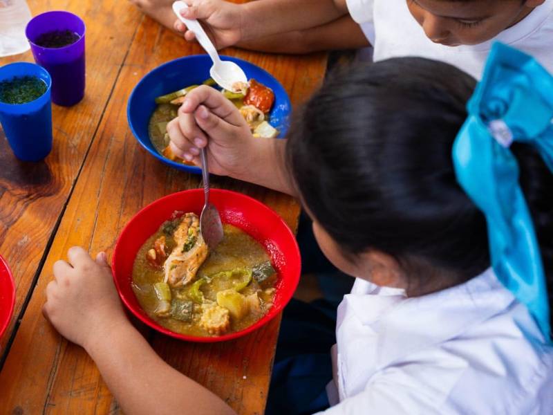 Cientos de niños de centros escolares de Santa Barbara son beneficiados con una merienda escolar que incluye pescado.