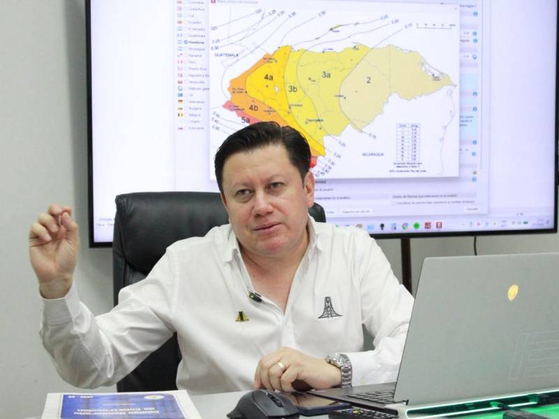 El ingeniero Andhy Gómez, presidente del Colegio de Ingenieros Civiles de Honduras (CICH), capítulo Noroccidente, muestra el mapa sismico de Honduras.