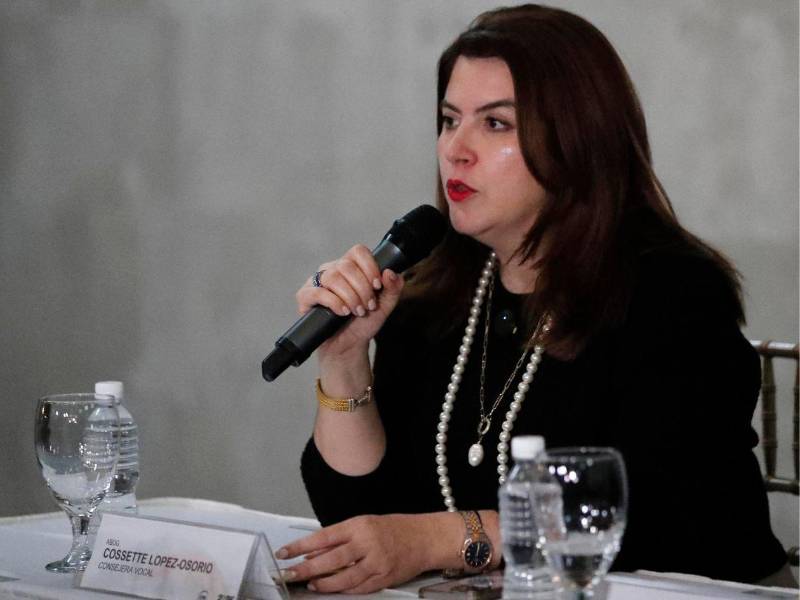 Fotografía de archivo de la miembro del pleno del Consejo Nacional Electoral (CNE) de Honduras Cossette López.