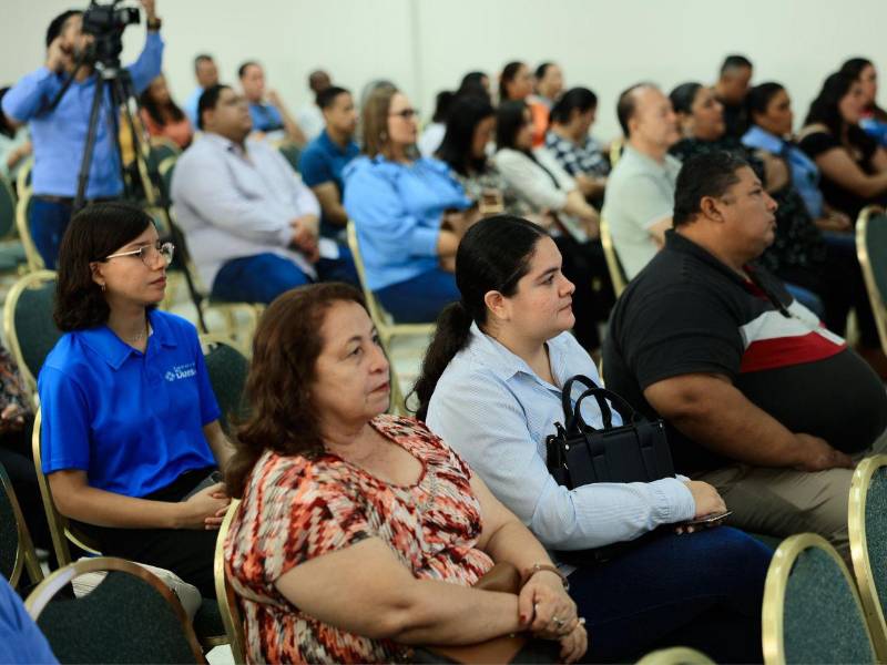 El magisterio y representante de organismos, ansiosos por ser parte de esta iniciativa dedicada a la salud mental de los jóvenes.