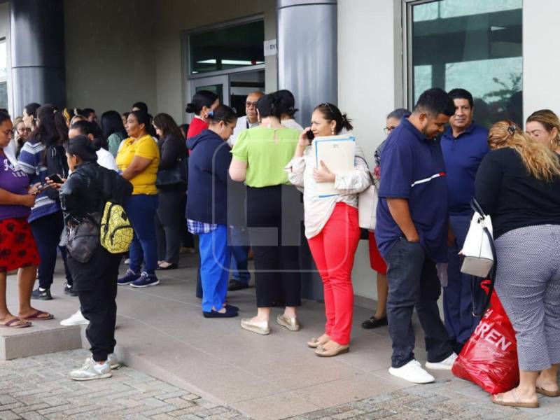 Un sismo de magnitud 5.3 sacudió este 18 de marzo San Pedro Sula, provocando la evacuación de empleados en varios edificios. Juzgados, CCIC y otras oficinas evacuaron a su personal tras el movimiento telúrico.