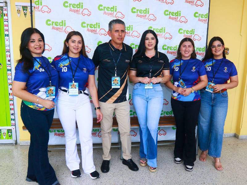 Luis Marroquín, vocero de Creditón Mundialista, junto a las gerentes de las financieras de Grupo Inversa.