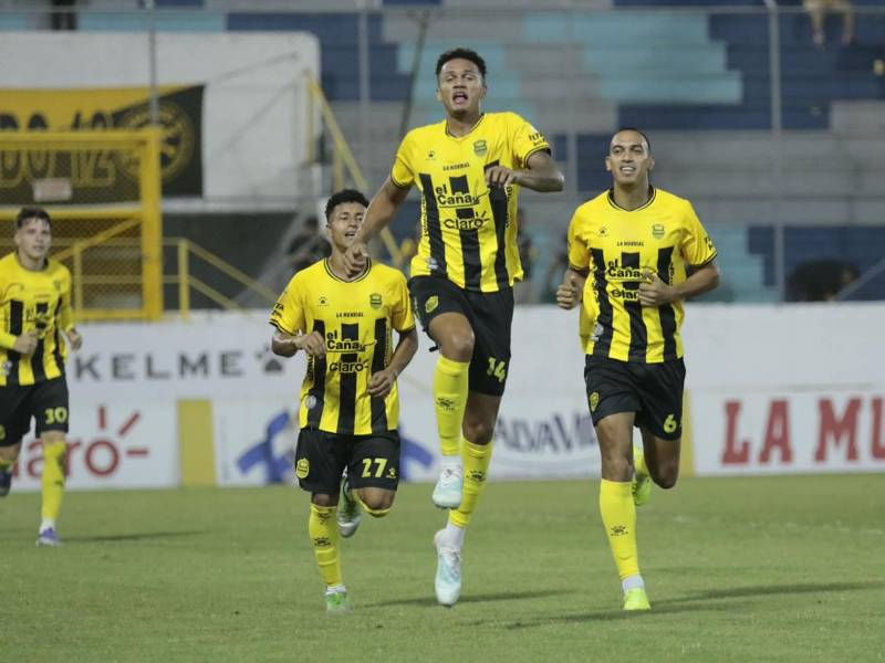 Jack Jean-Baptiste celebrando su gol contra el Victoria en el estadio Morazán.