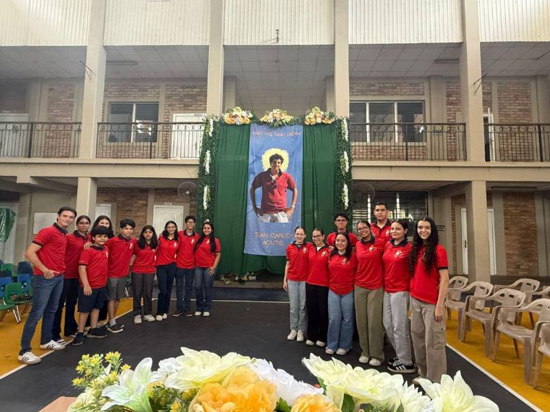 Estudiantes de la Franciscan School siguieron vía internet la canonización del influencer de Dios.