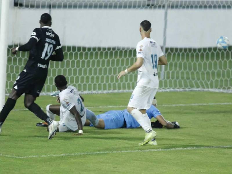 Oslan Velásquez desvió el centro de Carlos Sánchez y el balón acabó en el fondo de su propio arco.