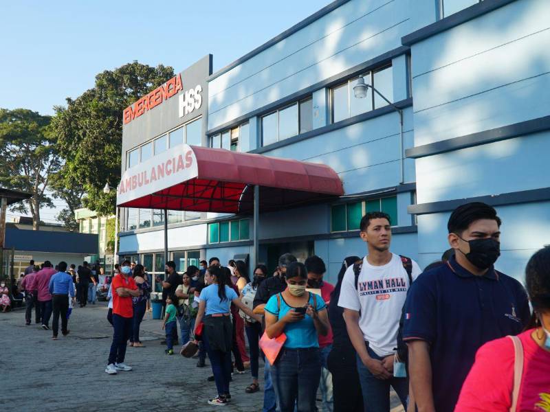 Derechohabientes esperan su turno para ser atendidos en el hospital regional del IHSS.