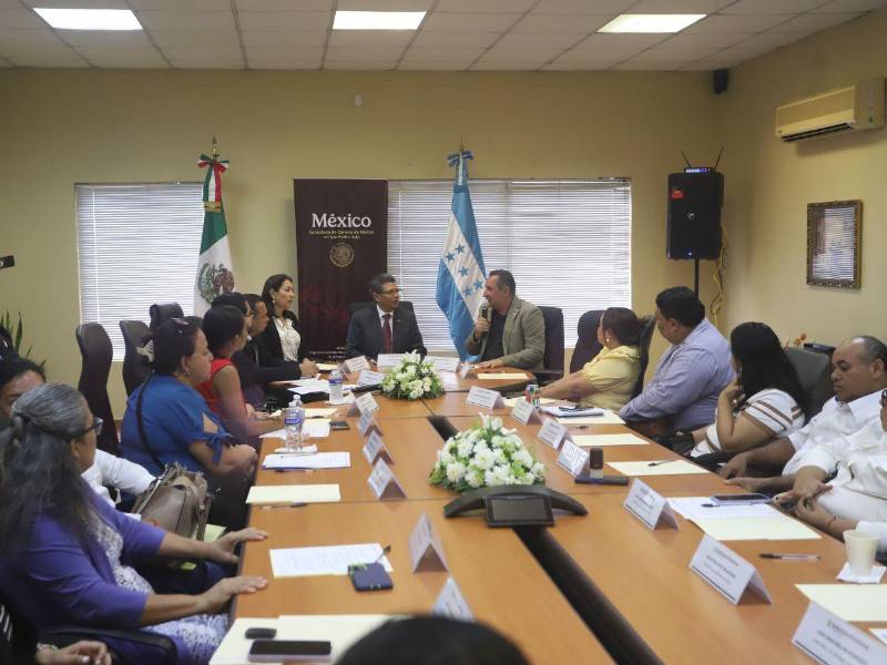 Directores de los centros, el cónsul de México, directores departamentales de educación y gobernadores participaron en la ceremonia de entrega del donativo anual del programa Escuelas México.