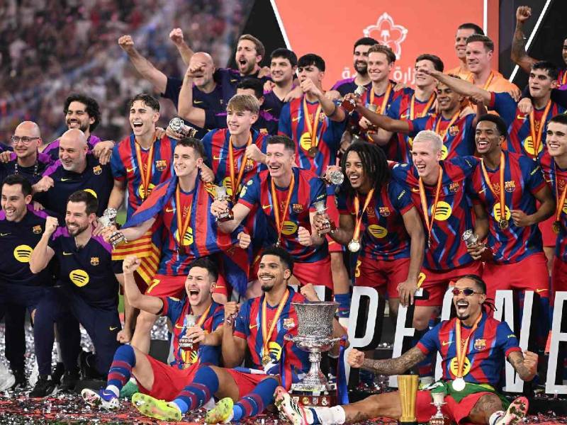 Raphinha lideró el triunfo del Barcelona sobre el Real Madrid para conquistar el primer título de la temporada.