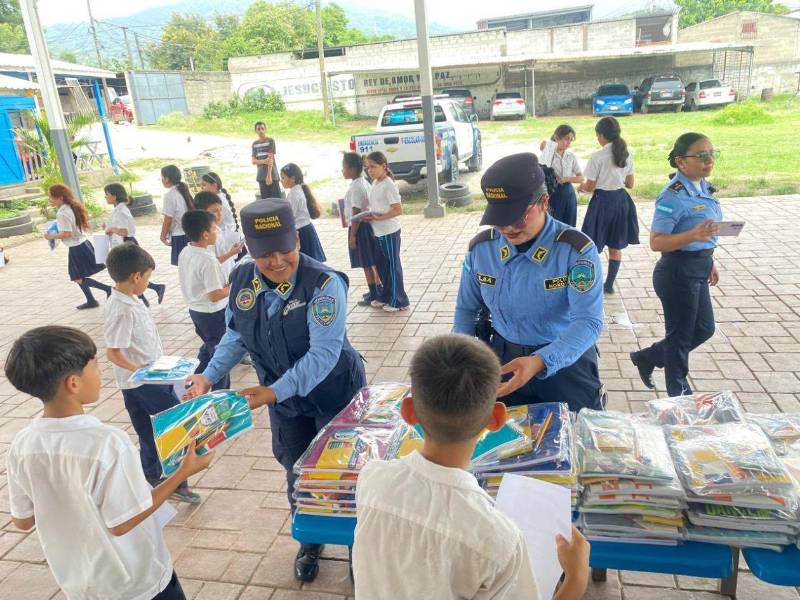 Durante la clausura, los niños participantes recibieron kits como parte de las actividades del programa.