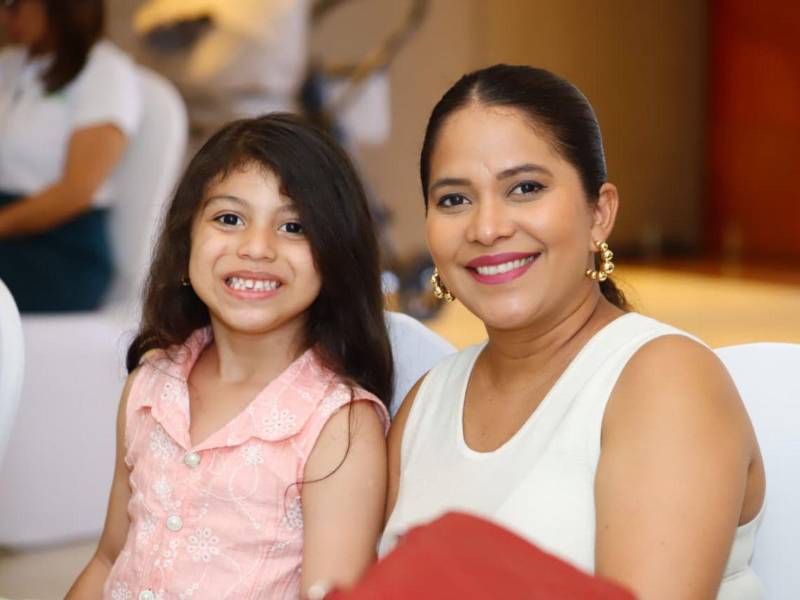 Entre los participantes del taller se encontraba la conocida periodista Suly Cálix, quien asistió junto a su hija Micaela.