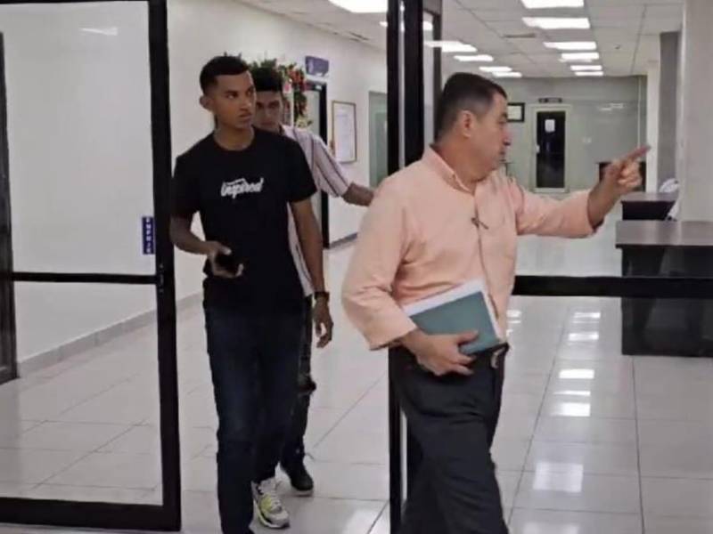 Dos de los militares acusados por el crimen de Ricardo Alberto Umaña Gómez al presentarse junto a su abogado a los juzgados sampedranos el 9 de enero de 2025.