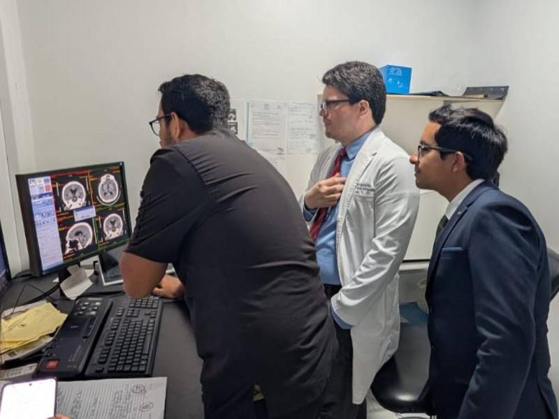 El doctor Javier Lagos acompaña a representantes de la Organización Mundial del Ictus durante su visita al hospital Mario Rivas.