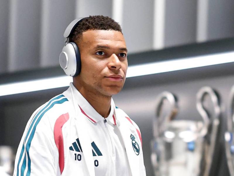 Momento de la llegada de Kylian Mbappé al estadio Santiago Bernabéu.